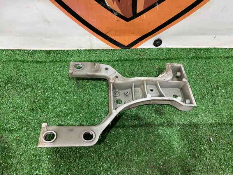 T4A41267 Front bumper amplifier bracket left Jaguar F-Pace X761 (2017-) Used cost 55 € in stock 3 pcs.