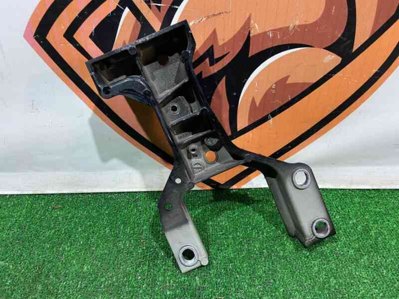 T4A41267 Front bumper amplifier bracket left Jaguar F-Pace X761 (2017-) Used cost 55 € in stock 3 pcs.