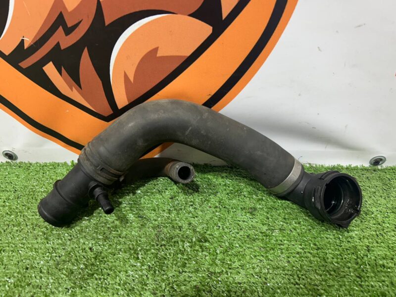 LR039251 Cooling pipe 3.0TD lower Range Rover Sport L494 (2014-2022) Used cost 30 € in stock 2 pcs.