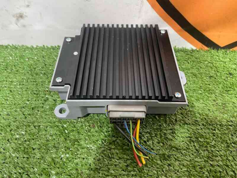 LR046930 Voltage converter Range Rover L405 (2013-2021) Used cost 170 € in stock 1 pcs.