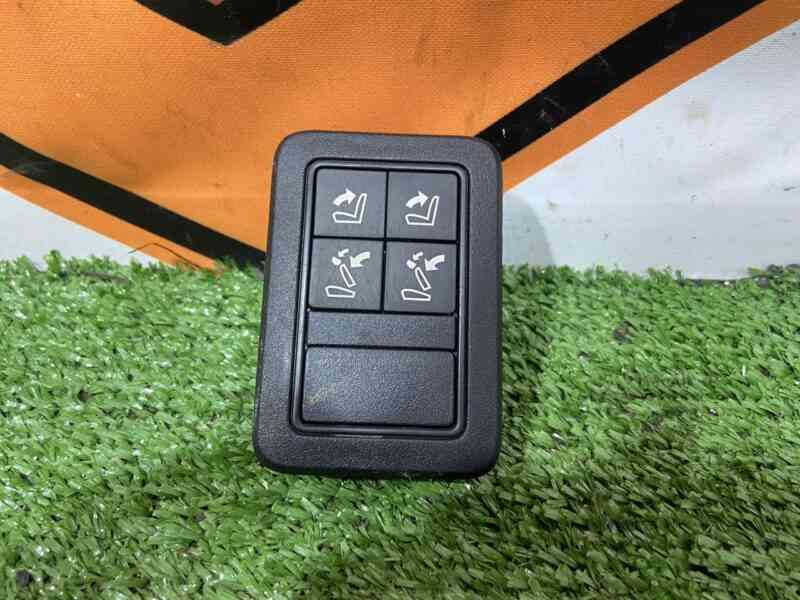 LR053011 Rear seat button block Range Rover Sport L494 (2014-2022) Used cost 115 € in stock 1 pcs.