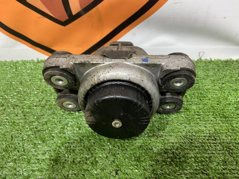 LR057721 Bracket 3.0TD engine mount Range Rover L405 (2013-2021) Used cost 70 € in stock 4 pcs.
