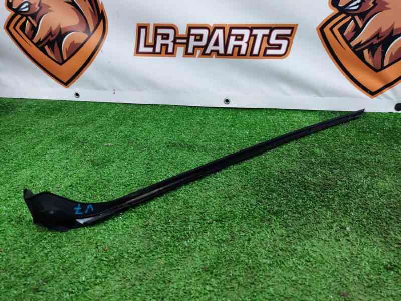 LR061135 Molding front right pillar Land Rover Discovery Sport L550 (2015-) Used cost 50 € in stock 4 pcs.