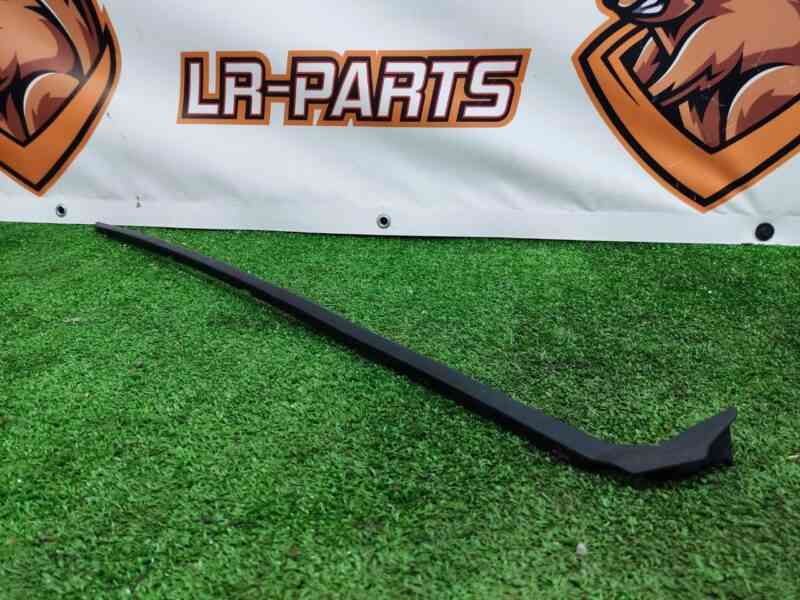 LR061135 Molding front right pillar Land Rover Discovery Sport L550 (2015-) Used cost 50 € in stock 4 pcs.