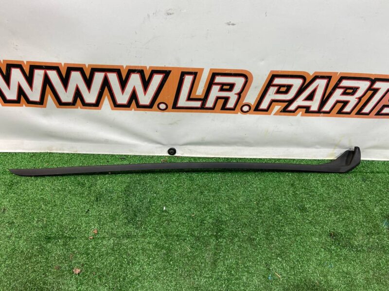 LR061135 Molding front right pillar Land Rover Discovery Sport L550 (2015-) Used cost 50 € in stock 4 pcs.