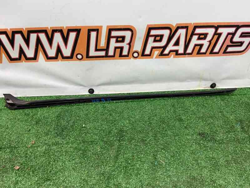 LR061135 Molding front right pillar Land Rover Discovery Sport L550 (2015-) Used cost 50 € in stock 4 pcs.