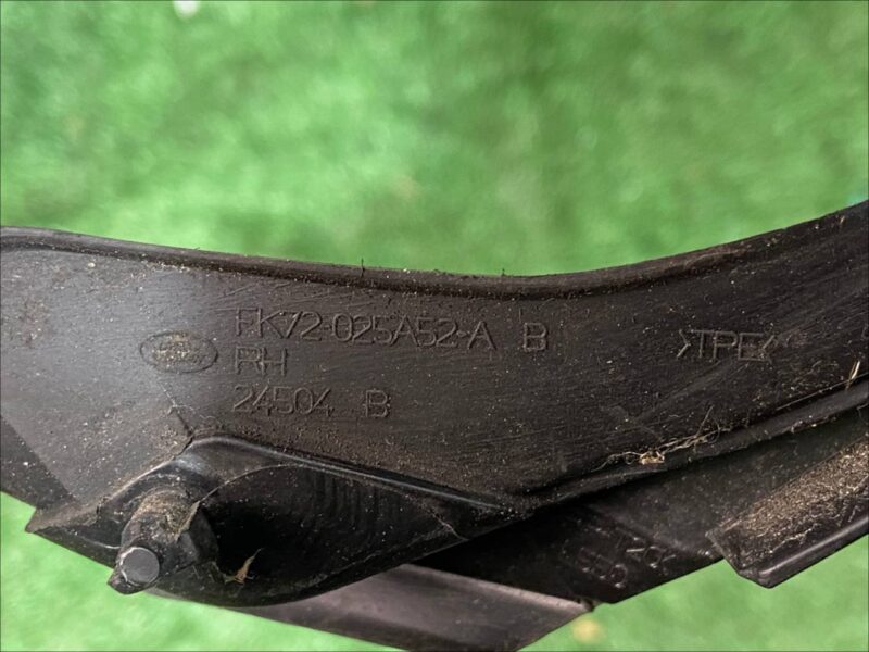 LR061135 Molding front right pillar Land Rover Discovery Sport L550 (2015-) Used cost 50 € in stock 4 pcs.