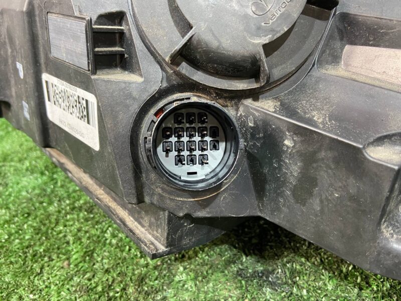 LR076132 Headlight right Bixenon non-adaptive Land Rover Discovery Sport L550 (2015-) Used cost 600 € in stock 2 pcs.