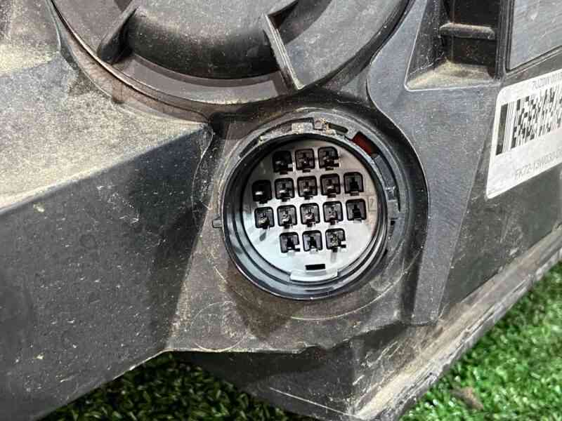 LR076143 Headlight left Bi-xenon not adaptive Land Rover Discovery Sport L550 (2015-) Used cost 600 € in stock 2 pcs.