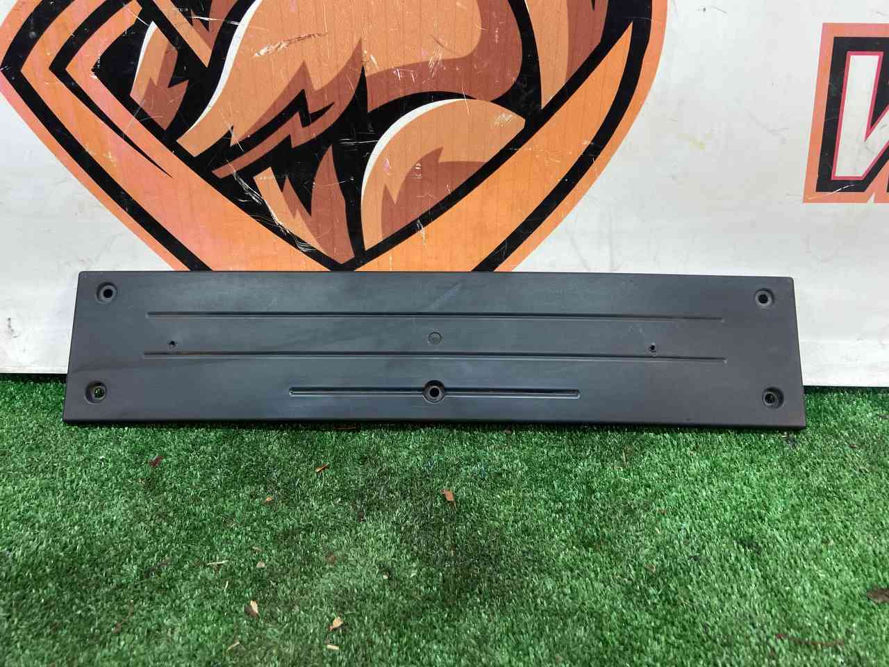 LR095349 Frame for the license plate Range Rover Sport L494 (2014-2022) Used cost 15 € in stock 1 pcs.