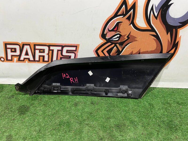 LR102624 Rear pillar arch trim right Range Rover L405 (2013-2021) Used cost 50 € in stock 2 pcs.