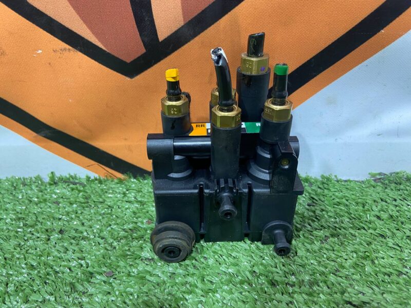 LR113342 Rear air suspension valve block Range Rover L405 (2013-2021) USED cost 80 € in stock 2 pcs.