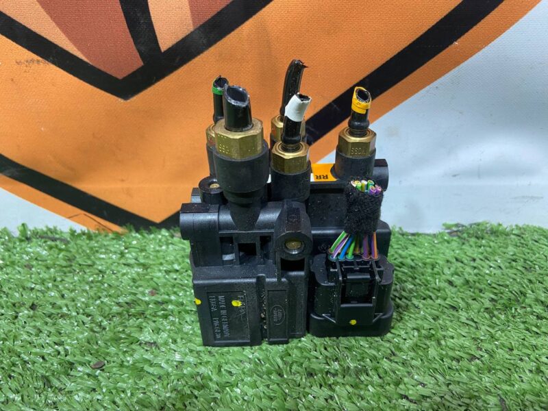 LR113342 Rear air suspension valve block Range Rover L405 (2013-2021) USED cost 80 € in stock 2 pcs.