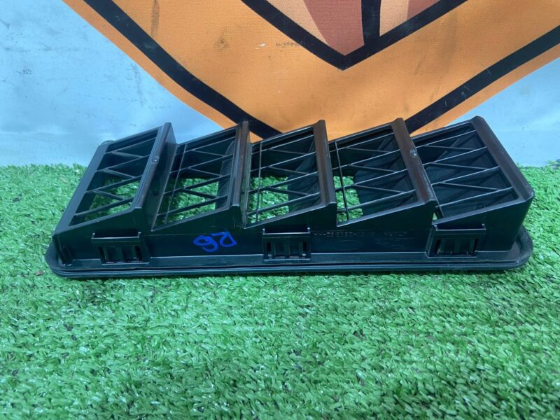 T2H21030 Air duct ventilation grill Jaguar F-Pace X761 (2017-) USED cost 20 € in stock 7 pcs.