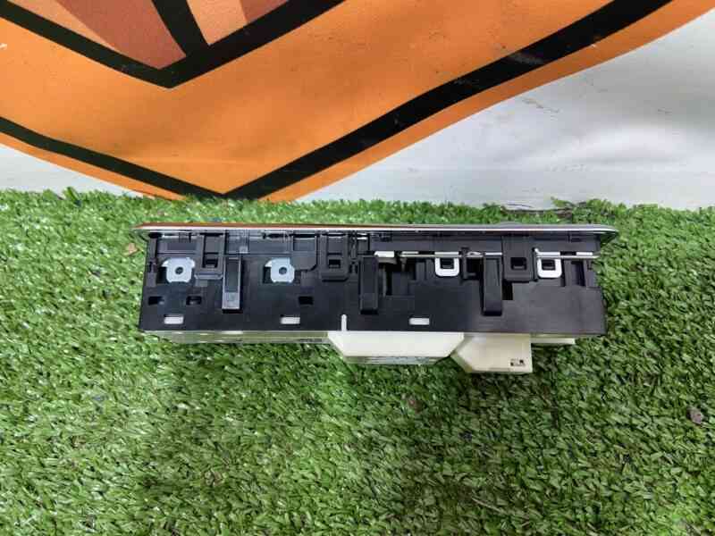 T2H42689 Front window lifter button block Jaguar F-Pace X761 (2017-) USED cost 60 € in stock 1 pcs.