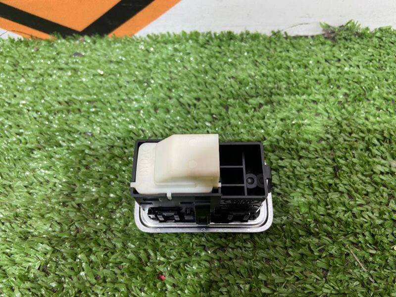 T2H42690 Power window button Jaguar F-Pace X761 (2017-) used cost 30 € in stock 5 pcs.