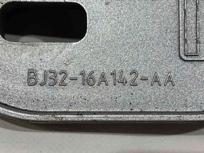 BJ3216A142AA Front right fender mounting bracket Range Rover Evoque L538 (2012-2018) Used cost 90 € in stock 1 pcs.