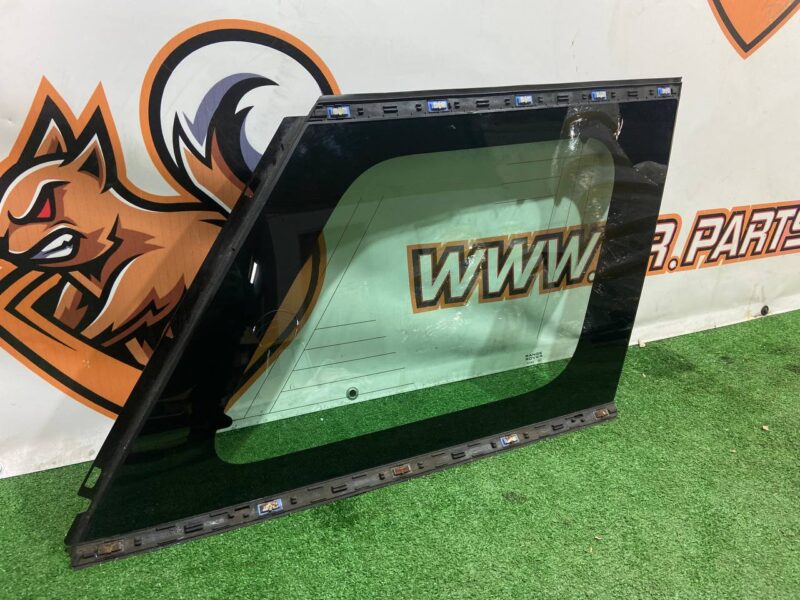 LR034327 Right side body glass Range Rover L405 (2013-2021) Used cost 150 € in stock 1 pcs.
