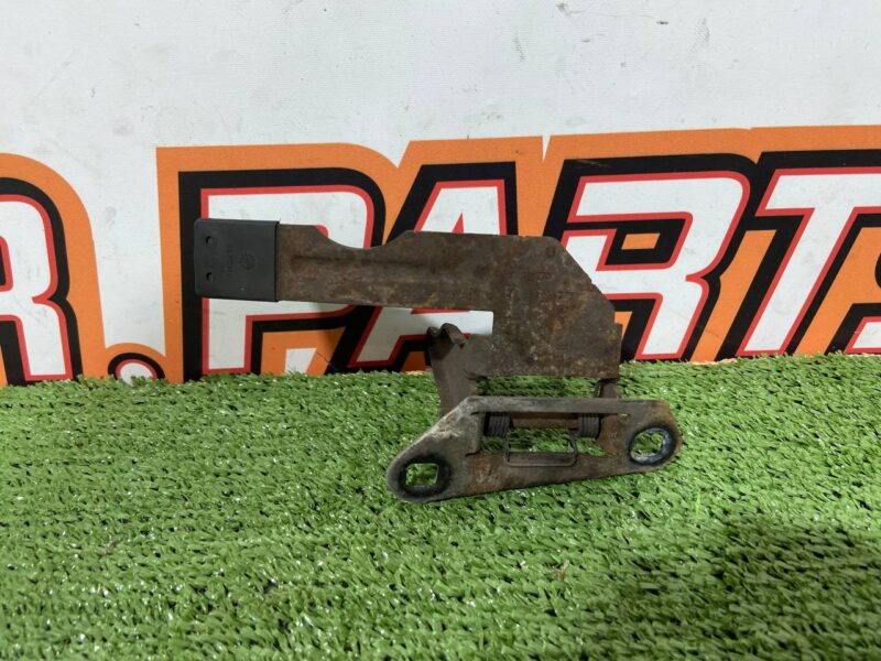 LR035401 Range Rover Evoque L538 (2012-2018) Hood Safety Latch Used cost 27 € in stock 4 pcs.