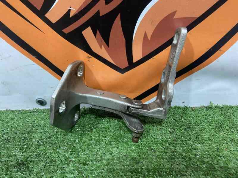 LR048168 The hinge of the raised tailgate LH Range Rover L405 (2013-2021) Used cost 22,5 € in stock 6 pcs.
