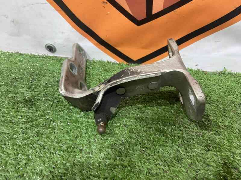LR048168 The hinge of the raised tailgate LH Range Rover L405 (2013-2021) Used cost 22,5 € in stock 6 pcs.