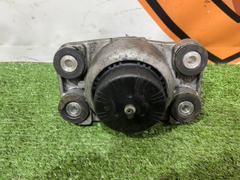 LR051514 Right engine mount 4.4TD Range Rover L405 (2013-2021) Used cost 92 € in stock 2 pcs.