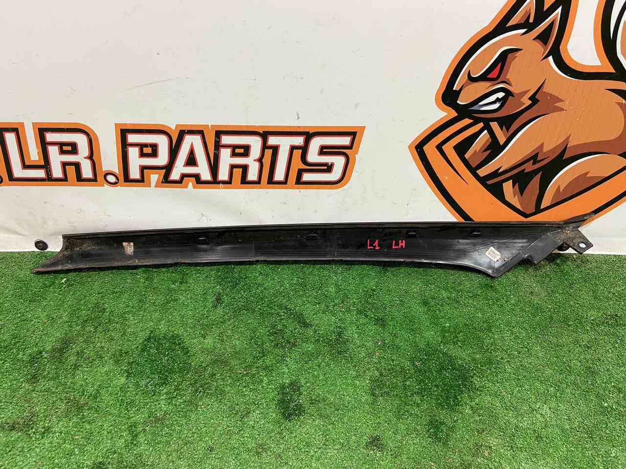 LR077218 Windshield pillar trim left Range Rover Evoque L538 (2012-2018) Used cost 25 € in stock 1 pcs.
