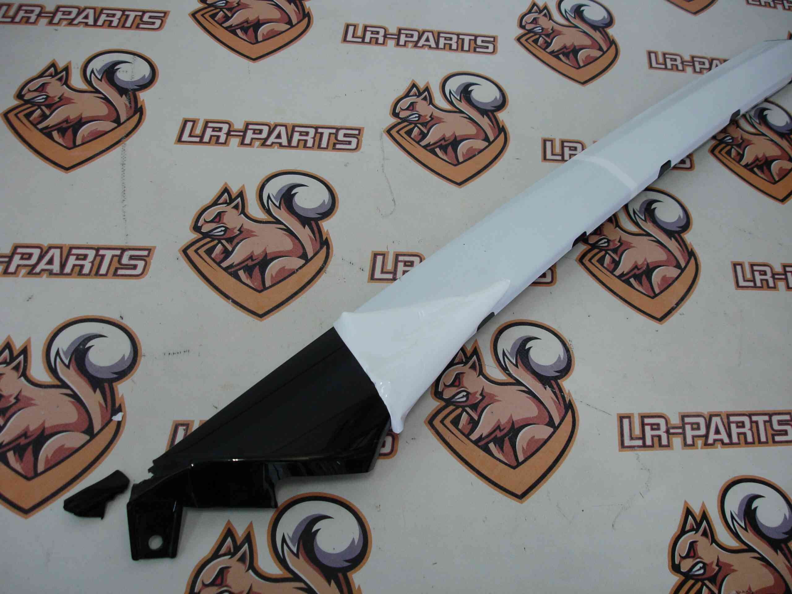 LR077218 Windshield pillar trim left Range Rover Evoque L538 (2012-2018) Used cost 25 € in stock 1 pcs.