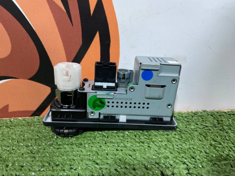 LR087366 USB+SIM+HDMI connector for audio system Land Rover Discovery 5 L462 (2017-) Used - Image 25