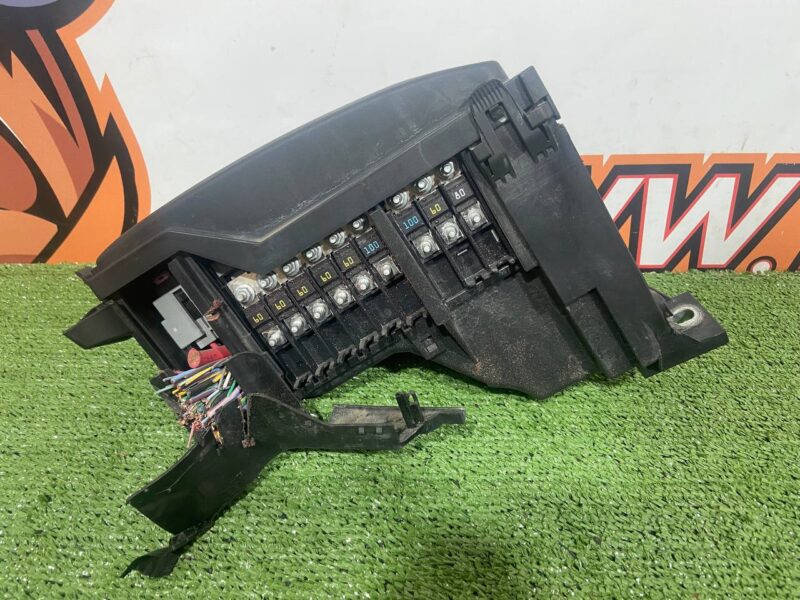 LR094262 Used Range Rover Evoque L538 engine compartment fuse box (2012-2018) cost 250 € in stock 1 pcs.