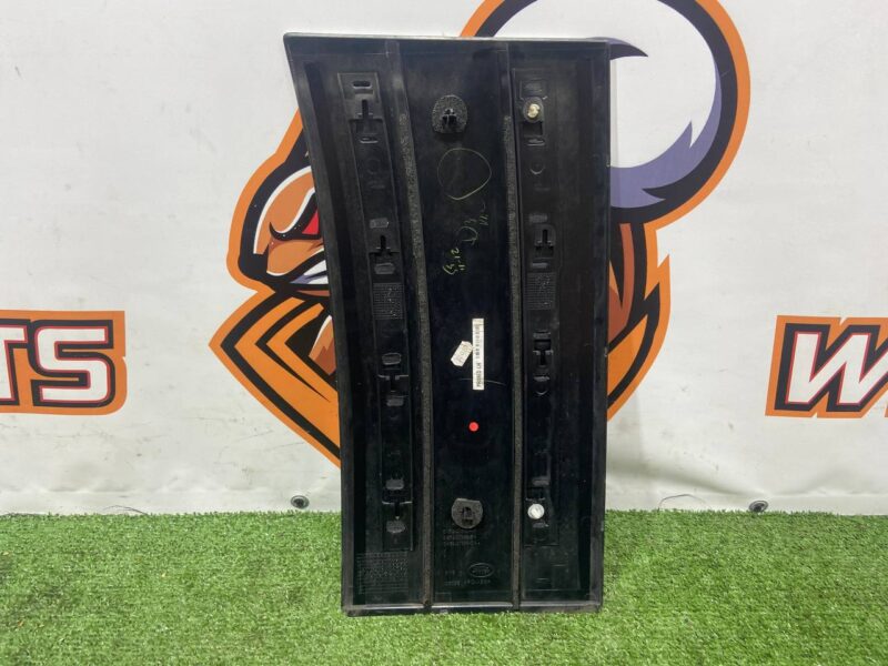 LR096540 Door molding left front Range Rover L405 (2013-2021) Used cost 70 € in stock 4 pcs.