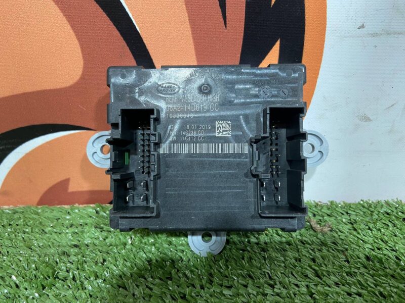 LR106147 Rear passenger door control unit Range Rover Velar L560 (2018-) USED cost 50 € in stock 2 pcs.