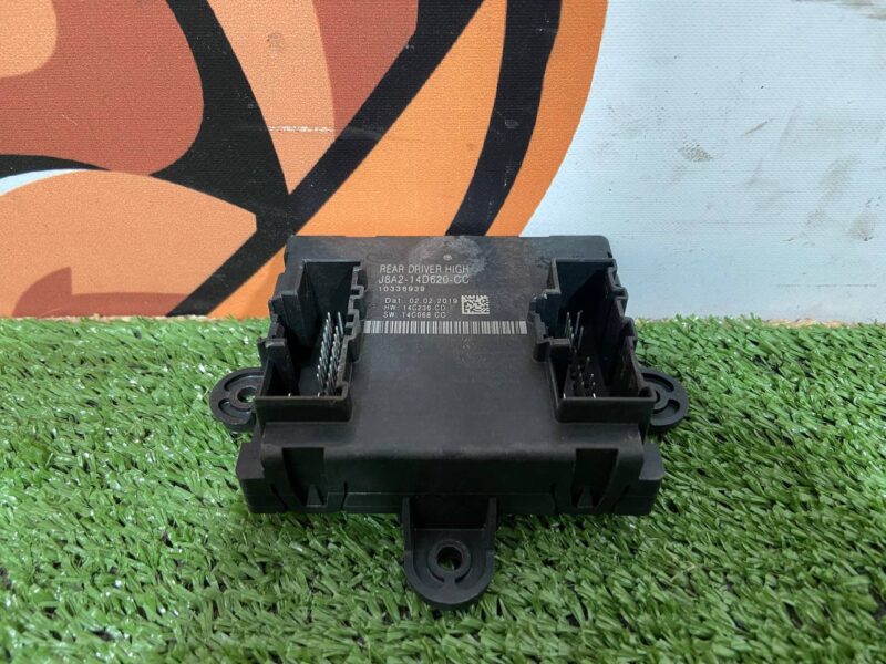 LR106148 Driver's side rear door control unit Range Rover Velar L560 (2018-) USED cost 50 € in stock 2 pcs.