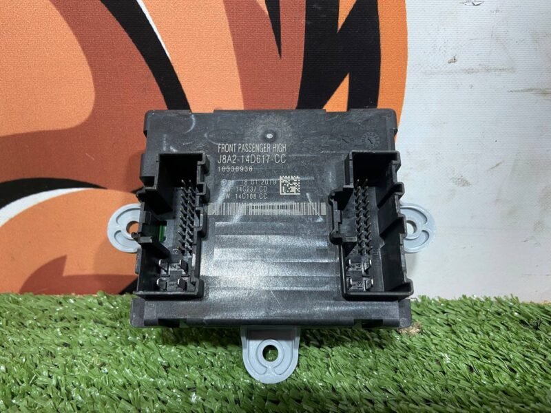 LR106149 Front passenger door control unit Range Rover Velar L560 (2018-) USED cost 70 € in stock 2 pcs.