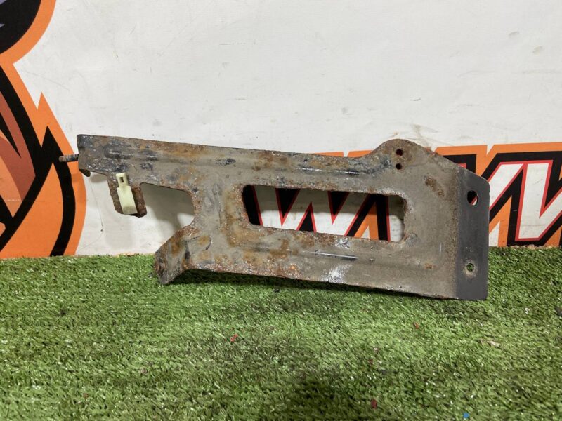 T4A11753 Rear bumper bracket left Jaguar F-Pace X761 (2017-) Used cost 10 € in stock 1 pcs.