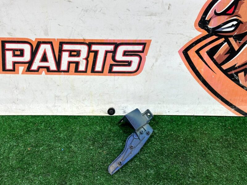 T4A15483 Right wing mounting bracket Jaguar F-Pace X761 (2017-) Used cost 40 € in stock 3 pcs.