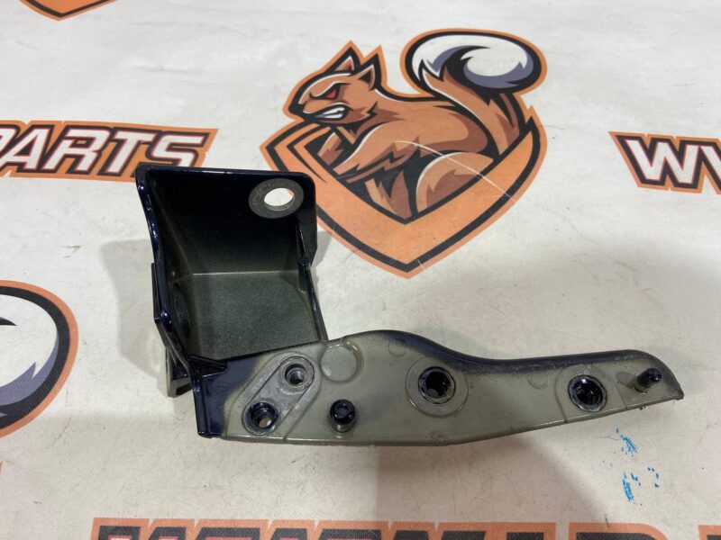 T4A15483 Right wing mounting bracket Jaguar F-Pace X761 (2017-) Used cost 40 € in stock 3 pcs.
