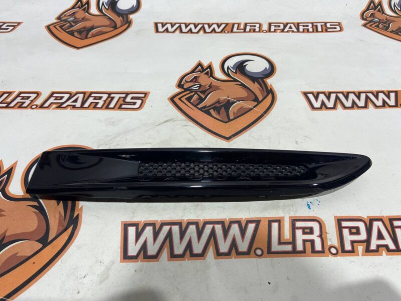 T4A30236 Wing molding right Jaguar F-Pace X761 (2017-) used cost 130 € in stock 1 pcs.