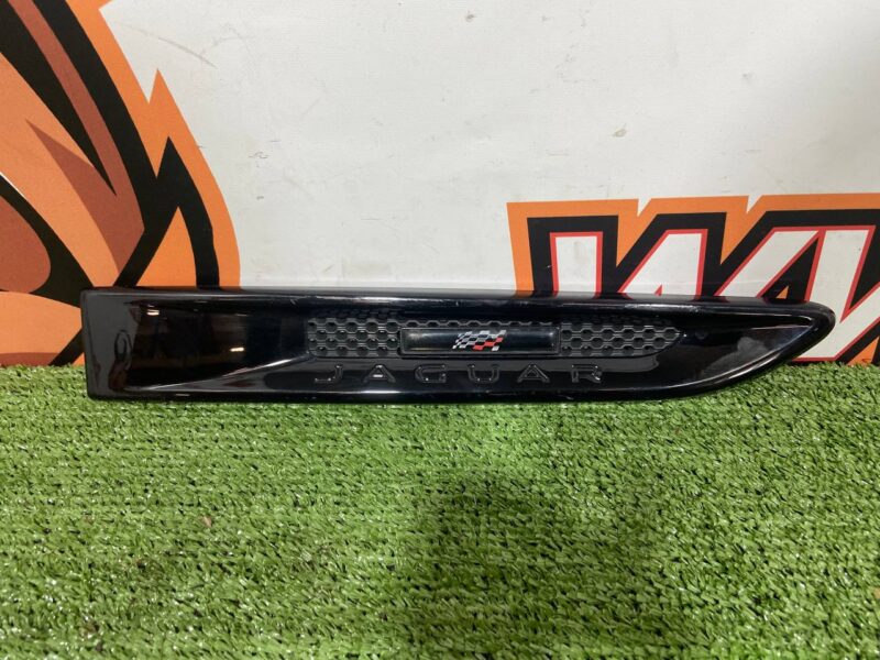 T4A30236 Wing molding right Jaguar F-Pace X761 (2017-) used cost 130 € in stock 1 pcs.