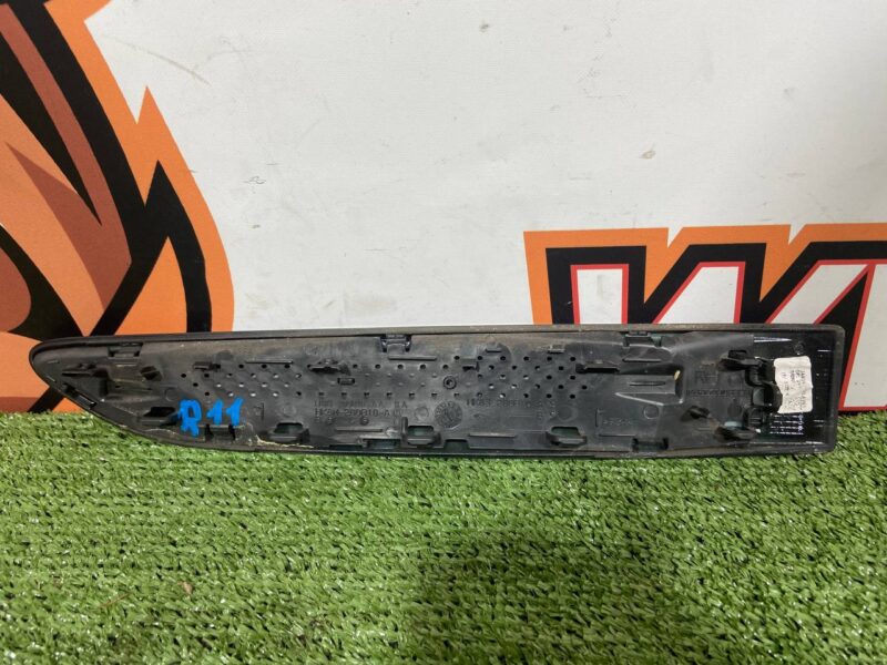 T4A30236 Wing molding right Jaguar F-Pace X761 (2017-) used cost 130 € in stock 1 pcs.