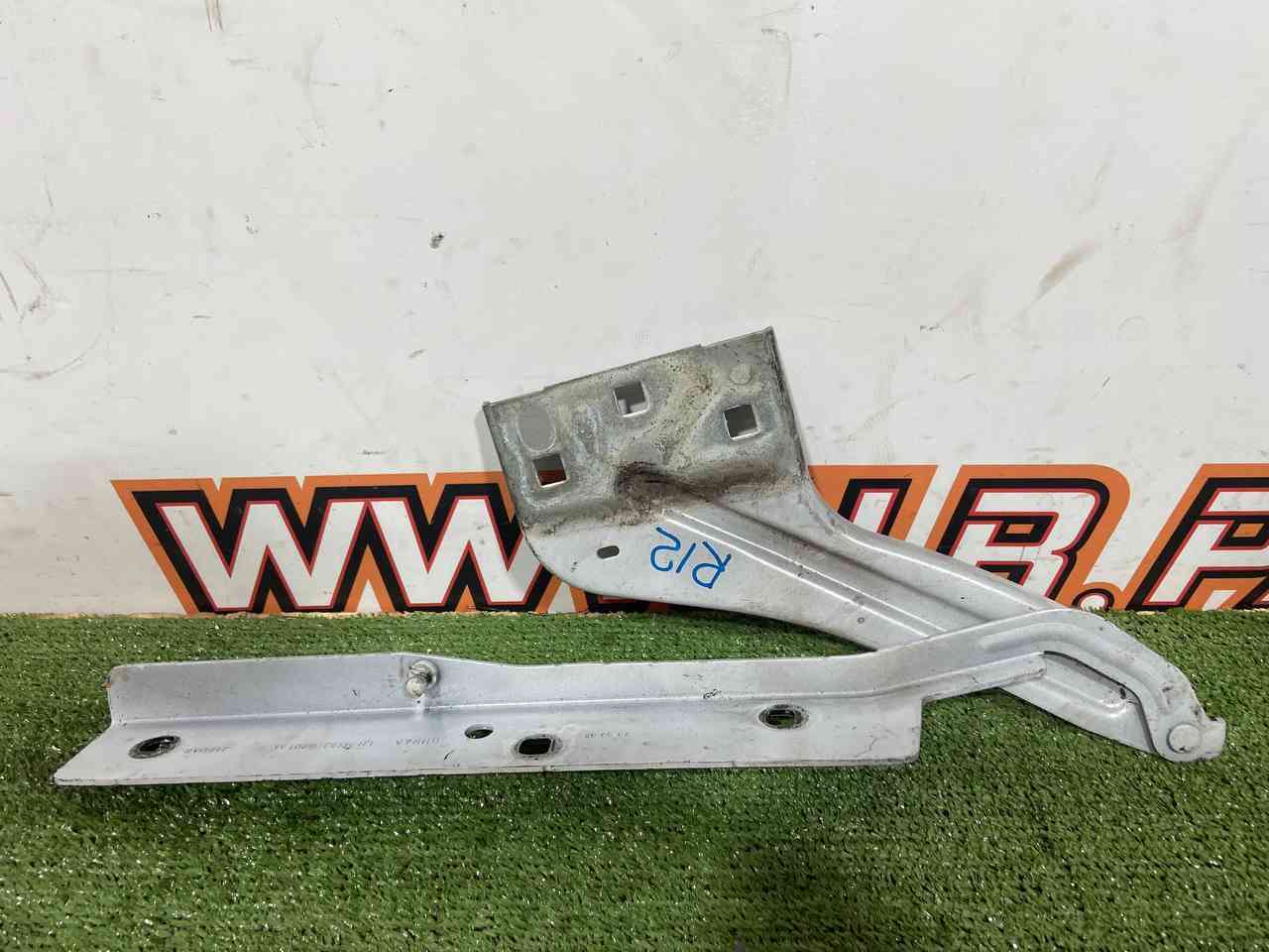 T4A36288 Hood hinge left 2021- Jaguar F-Pace X761 (2017-) Used cost 65 € in stock 1 pcs.