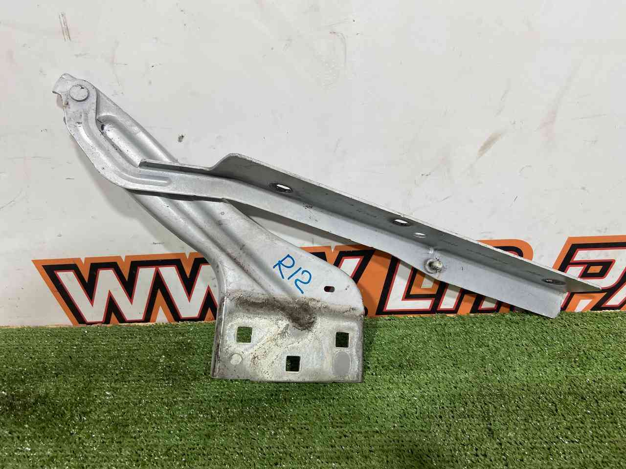T4A36288 Hood hinge left 2021- Jaguar F-Pace X761 (2017-) Used cost 65 € in stock 1 pcs.