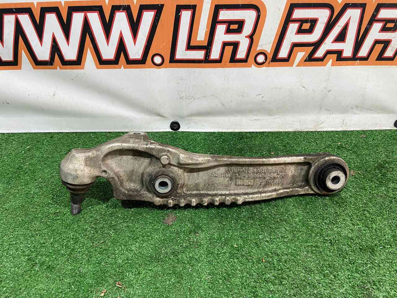 T4A41757 Front left lower rear lever Jaguar F-Pace X761 (2017-) Used cost 150 € in stock 2 pcs.