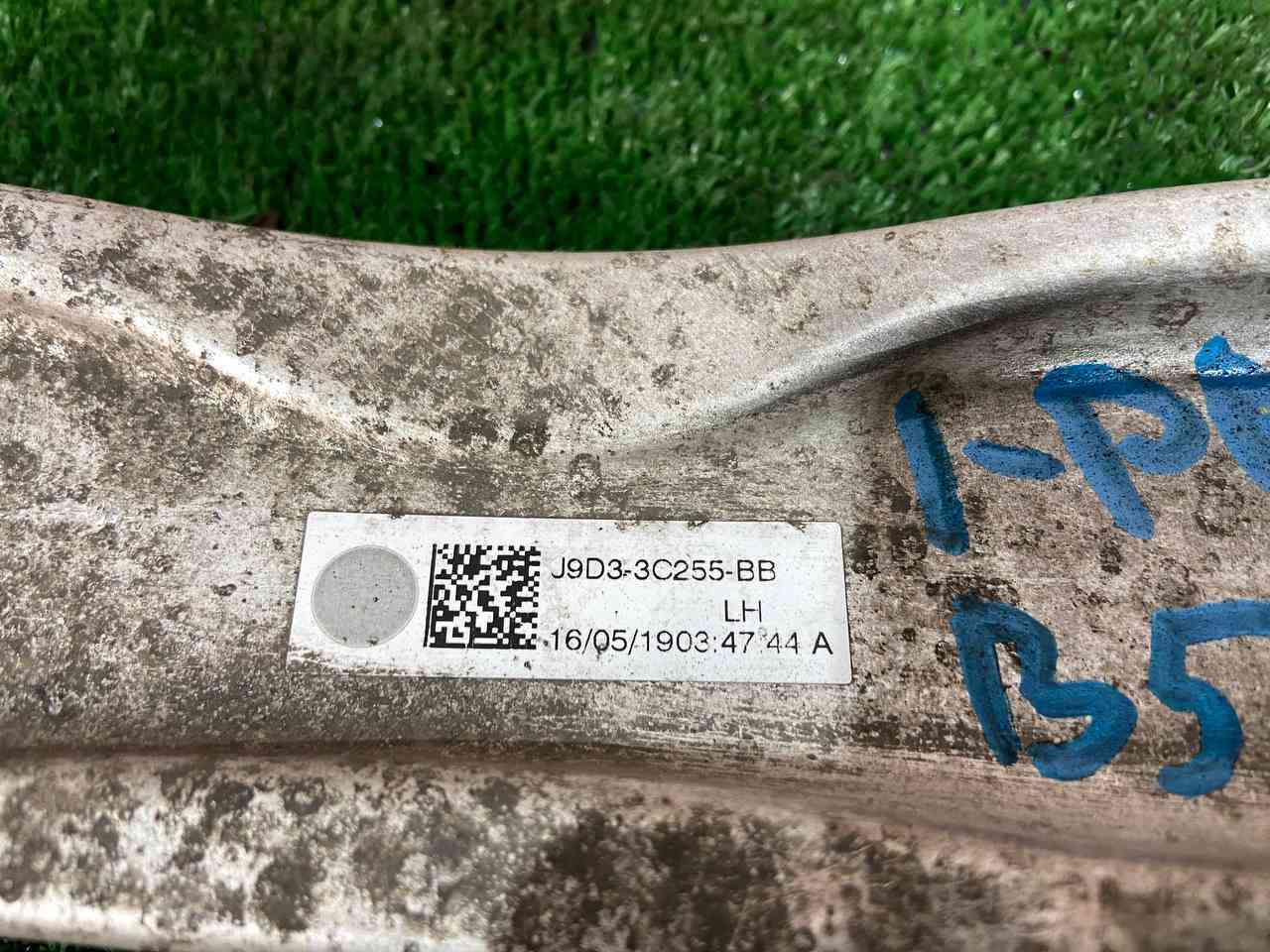T4A41757 Front left lower rear lever Jaguar F-Pace X761 (2017-) Used cost 150 € in stock 2 pcs.