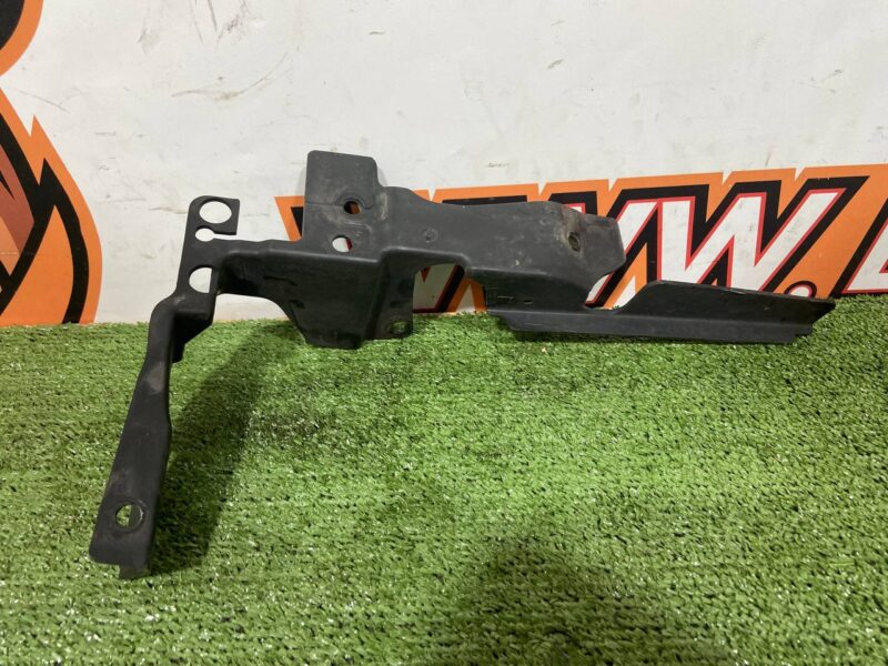 T4A4290 Left upper wind deflector shield Jaguar F-Pace X761 (2017-) Used - Image 12