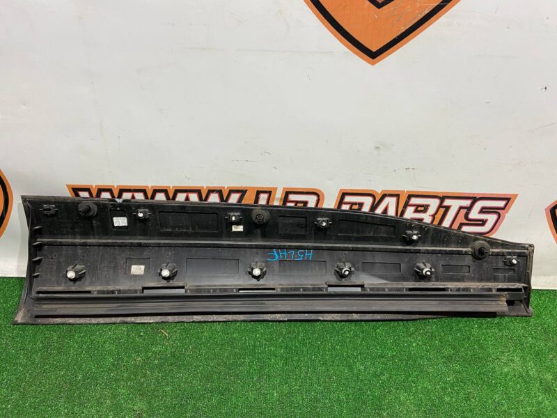T4K10128LML Front left lower door molding Jaguar I-Pace X590 (2018-) Used cost 150 € in stock 7 pcs.