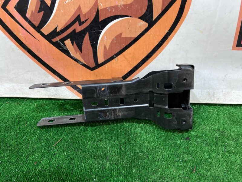 T4K10290 Front panel bracket right Jaguar I-Pace X590 (2018-) Used cost 65 € in stock 4 pcs.