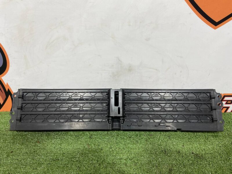 T4K1060 Lower blinds flap Jaguar I-Pace X590 (2018-) Used cost 320 € in stock 2 pcs.
