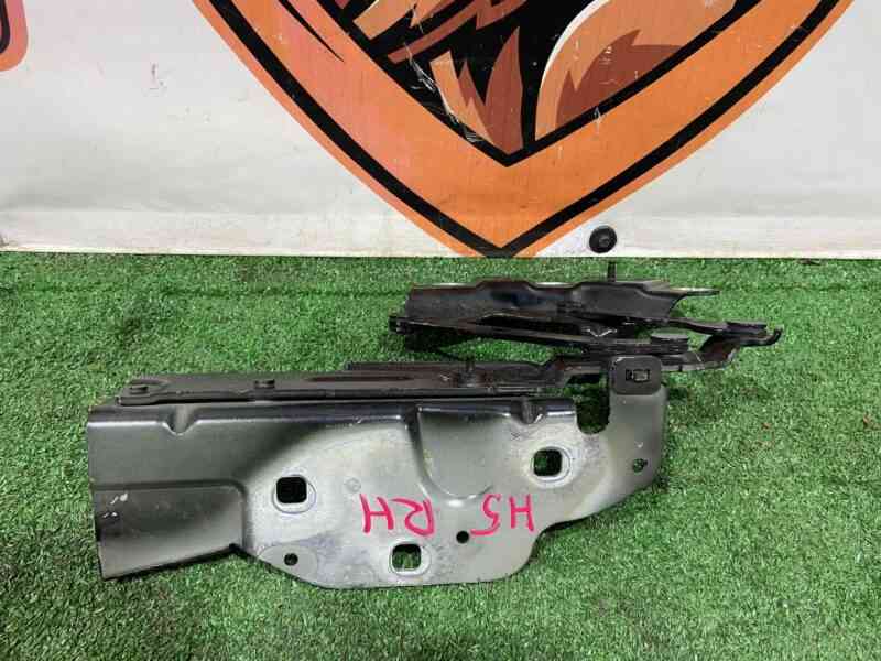 T4K14049 Bonnet hinge right Jaguar I-Pace X590 (2018-) Used cost 90 € in stock 4 pcs.