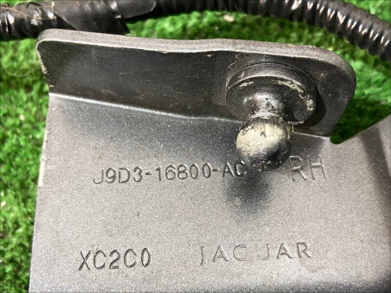 T4K14049 Bonnet hinge right Jaguar I-Pace X590 (2018-) Used cost 90 € in stock 4 pcs.